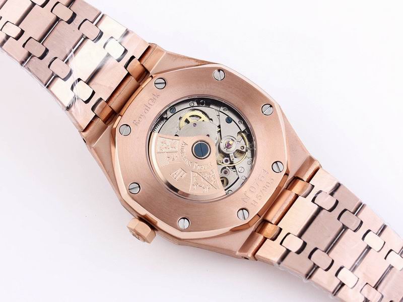 Audemars Piguet Royal Oak 41mm con bisel engastado en diamantes baguette.