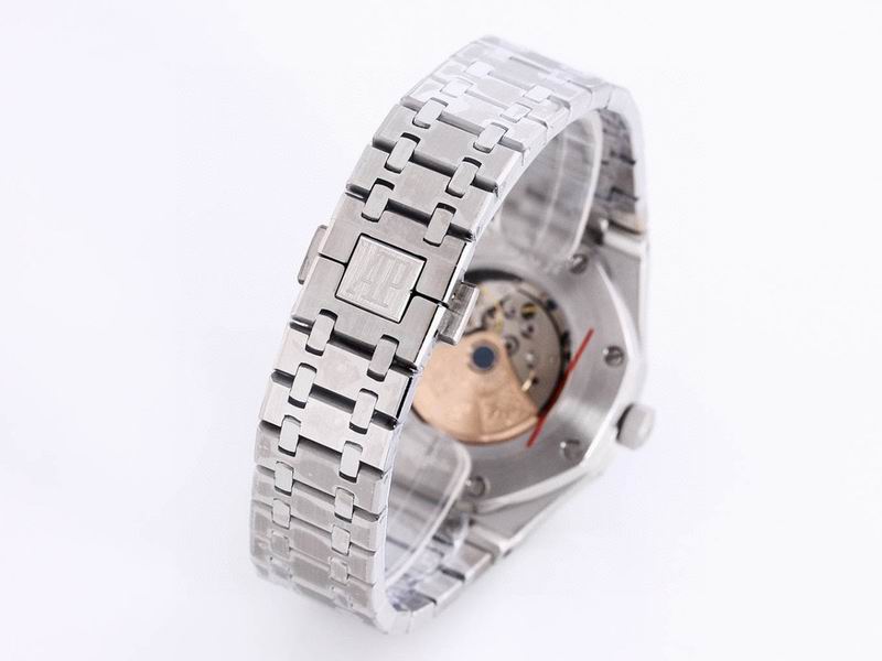 Audemars Piguet Royal Oak 41mm con bisel engastado en diamantes baguette.