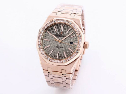 Audemars Piguet Royal Oak 41mm con bisel engastado en diamantes baguette.