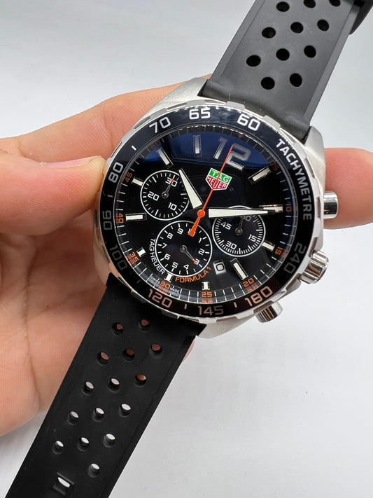 TAG Heuer Formula 1 Chronograph en negro con detalles naranjas