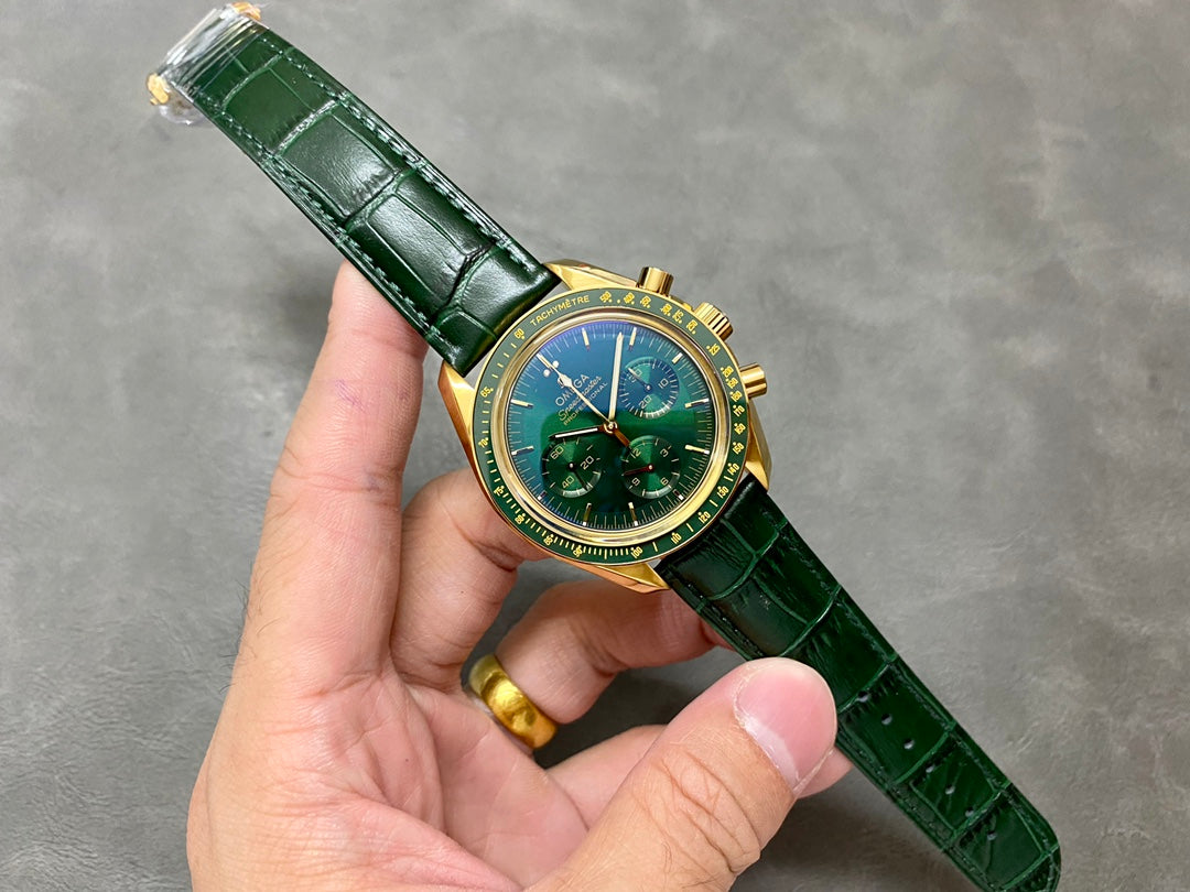 Omega Speedmaster Professional Moonwatch 18K Gold Green Dial (Edición Especial)