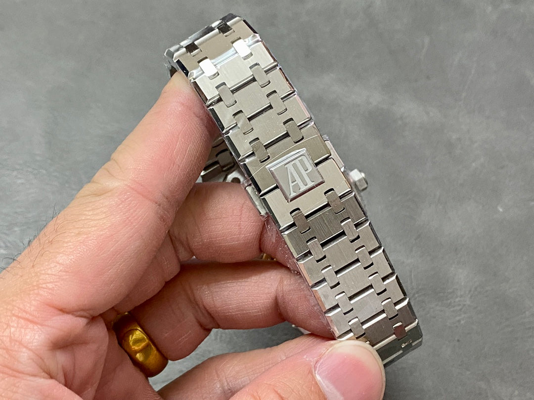 🕰️ Audemars Piguet Royal Oak Selfwinding – “Silver / White Dial”
